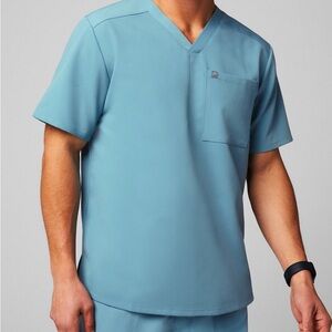 Fabletics Men's Helix 1-Pocket Scrub top in color Wave